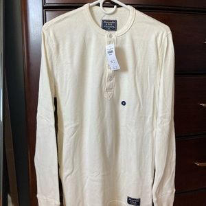 A&F Mens L/S 3-button Henley thermal in size Medium.